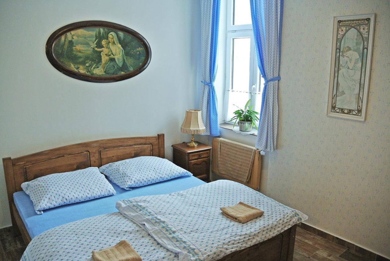 Restaurace A Penzion Ubrousku Prostri Se โนวา บิสทริตเซ ภายนอก รูปภาพ