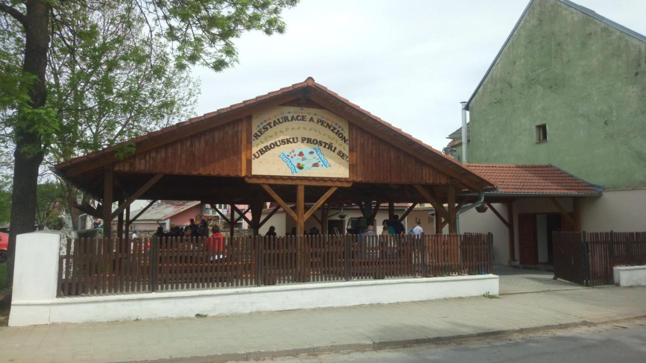 Restaurace A Penzion Ubrousku Prostri Se โนวา บิสทริตเซ ภายนอก รูปภาพ