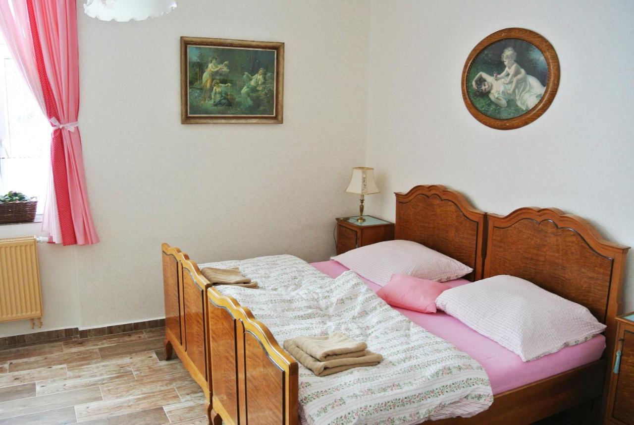 Restaurace A Penzion Ubrousku Prostri Se โนวา บิสทริตเซ ภายนอก รูปภาพ