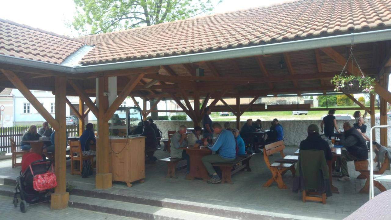 Restaurace A Penzion Ubrousku Prostri Se โนวา บิสทริตเซ ภายนอก รูปภาพ