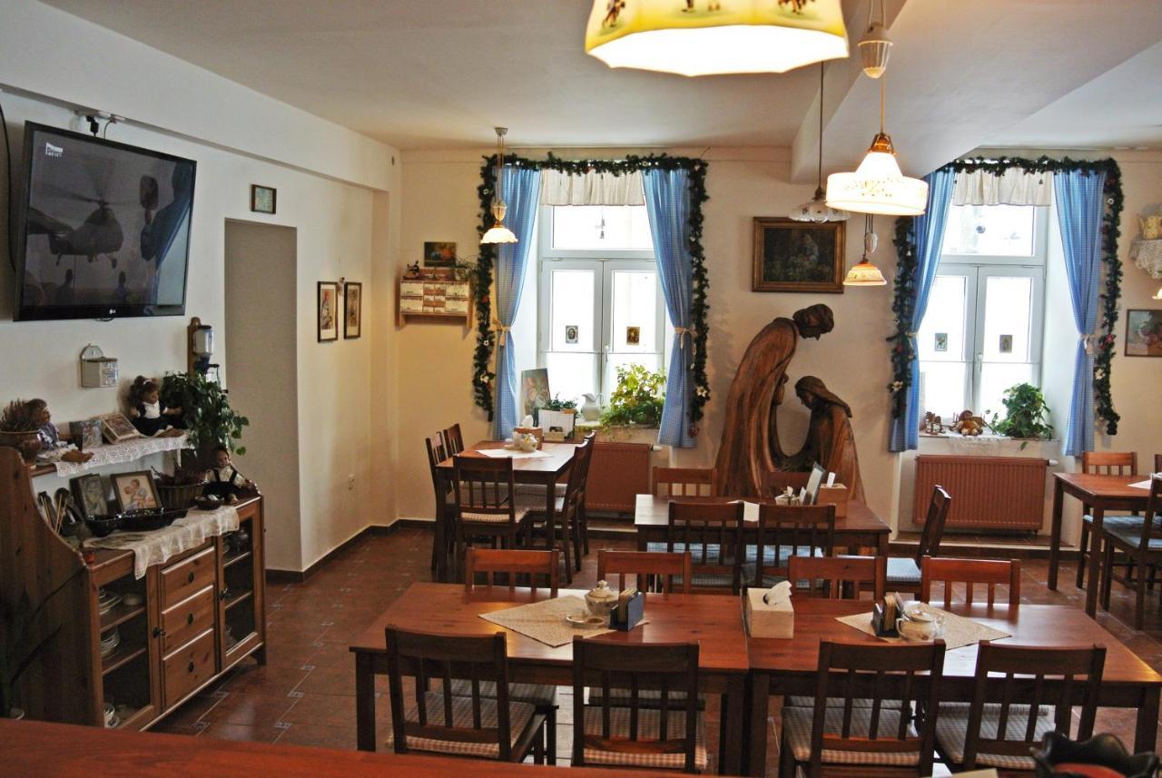 Restaurace A Penzion Ubrousku Prostri Se โนวา บิสทริตเซ ภายนอก รูปภาพ